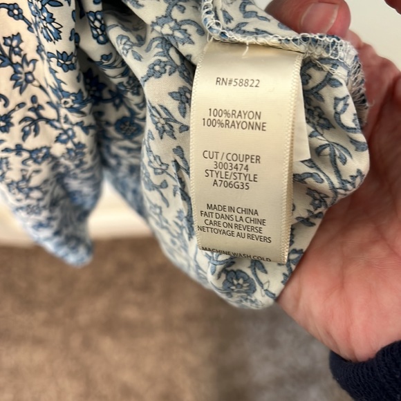 Max Studio Women’s Floral Blouse / Size L / Very Good Condition / Blue and Cream - Picture 7 of 12